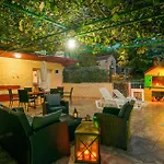 بيت للعطل Four-bedroom With A Fireplace 09 Kučiće