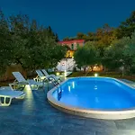 بيت للعطل Four-bedroom With A Fireplace 09 *