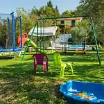 بيت للعطل Four-bedroom With A Fireplace 09