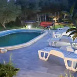بيت للعطل Four-bedroom With A Fireplace 09 *