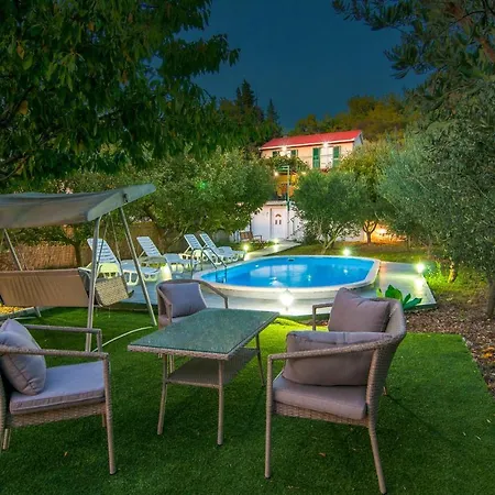 4 Bedroom Stunning In Vakantiehuis Kučiće