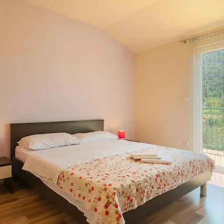 4 Bedroom Stunning In Vakantiehuis Kučiće