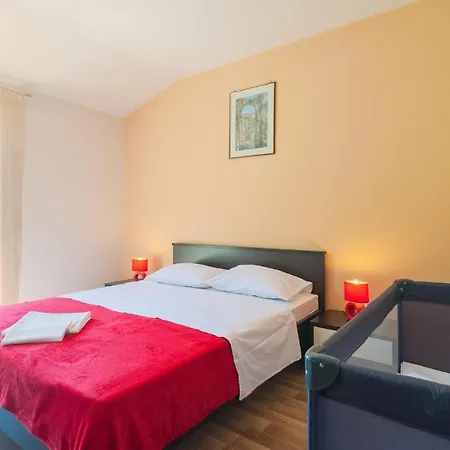 Vakantiehuis 4 Bedroom Stunning In Kučiće