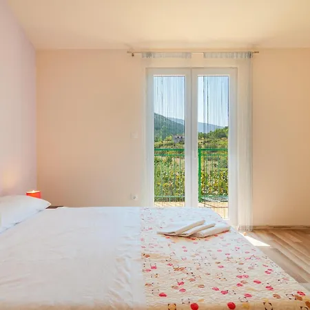 Four-bedroom With A Fireplace 09 Kučiće