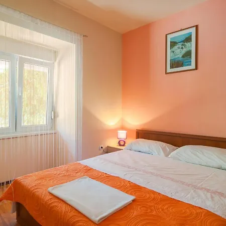 4 Bedroom Stunning In Vakantiehuis Kučiće