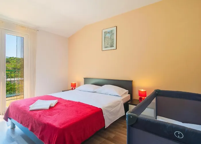 Semesterbostad Four-bedroom With A Fireplace 09 Kučiće