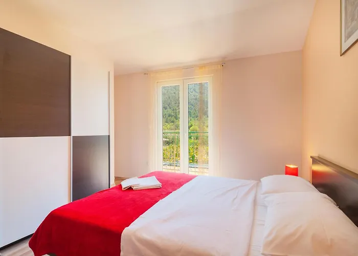 Four-bedroom With A Fireplace 09 *