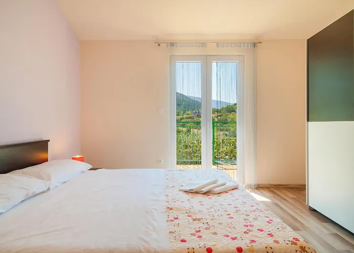 Four-bedroom With A Fireplace 09 Kučiće