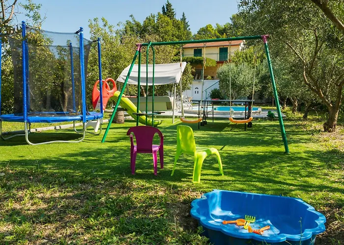 Semesterbostad Four-bedroom With A Fireplace 09